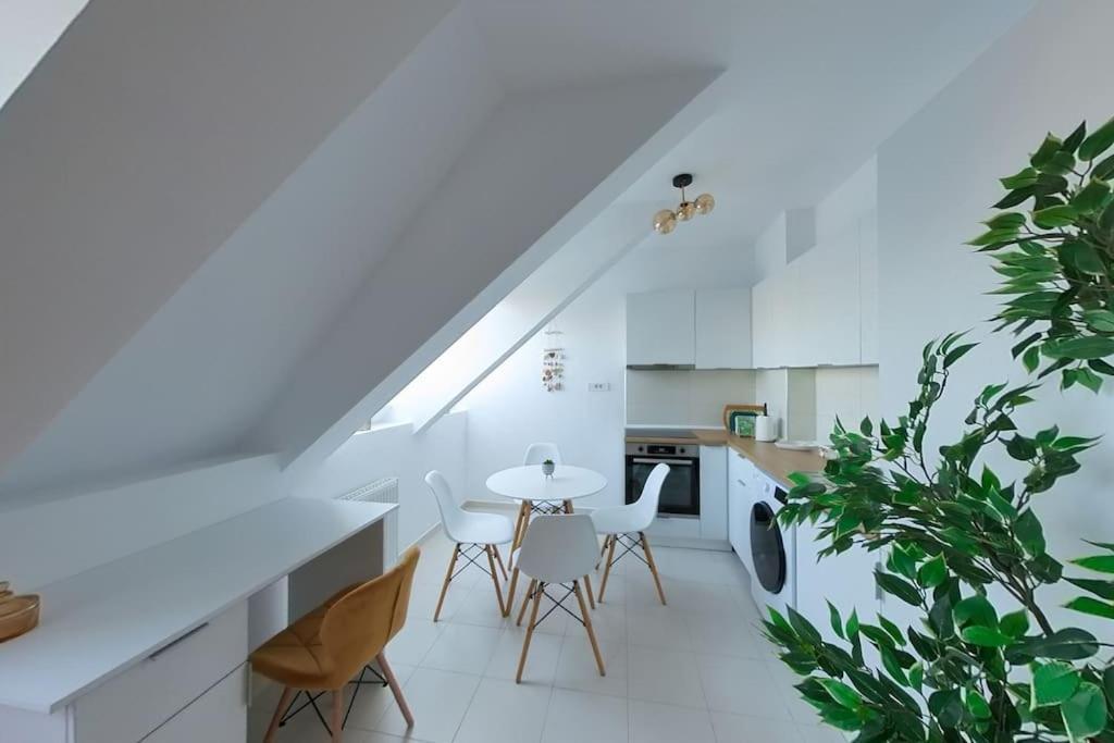 Ee Apartment *