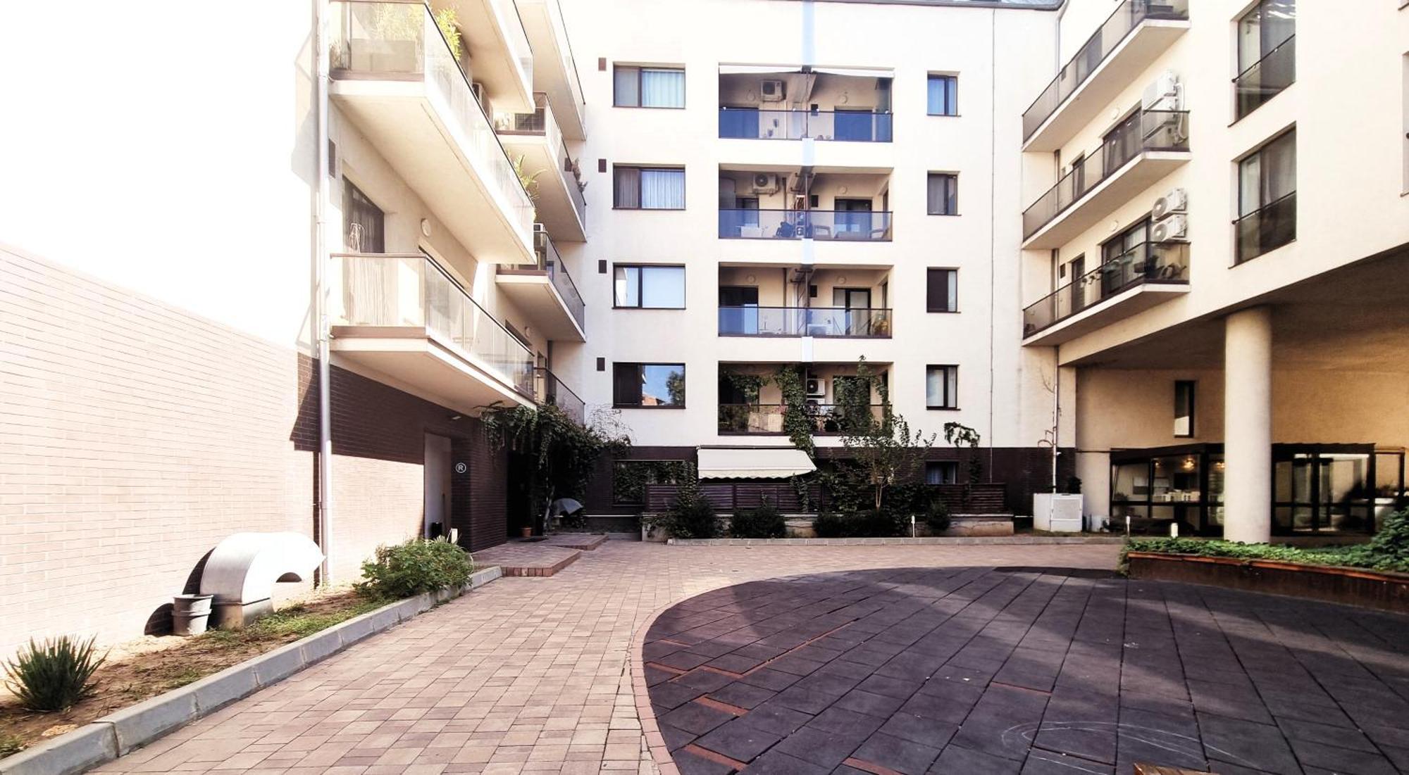 Ee Apartment